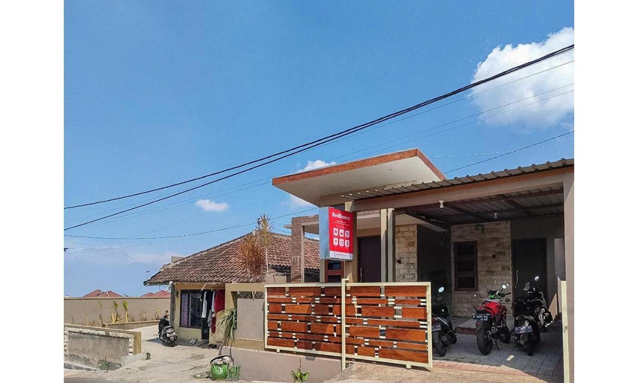 Отель Reddoorz Near Bns Batu Tlekung Экстерьер фото